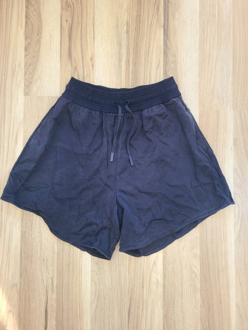 Lululemon Feeling Femme Short 5.5" Navy Blue size 4 casual  light